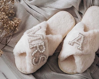 Customized bridesmaid slippers bridal shower gifts customized plush slippers personalized letter combinations suitable forlovers girlfriends