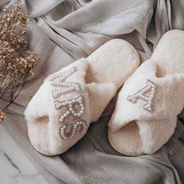 Customized bridesmaid slippers bridal shower gifts customized plush slippers personalized letter combinations suitable forlovers girlfriends