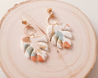 JANI. Hoja monstera. Pendientes arcilla polimerica. Polymer clay earrings. Handmade. Hechos a mano.