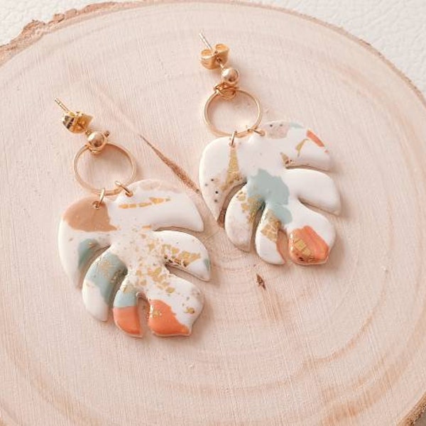 JANI. Hoja monstera. Pendientes arcilla polimerica. Polymer clay earrings. Handmade. Hechos a mano.