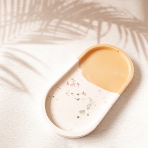 SAHANI tray. Jesmonite tray perfect for storing jewelry. jesmonite tray Decorative tray. Terrazzo, marbled.