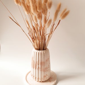 Große Vase + Teller sufuria ya maua rosa. Jesmonite Vase für Trockenblumen