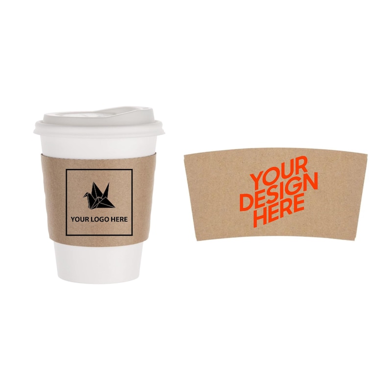 Pu&ograve; includere: Una tazza da caff&egrave; usa e getta bianca con coperchio e una manica di carta marrone. La manica ha un quadrato nero con un logo di uccello origami e il testo "YOUR LOGO HERE". Una manica di carta marrone separata con il testo "YOUR DESIGN HERE" in arancione.