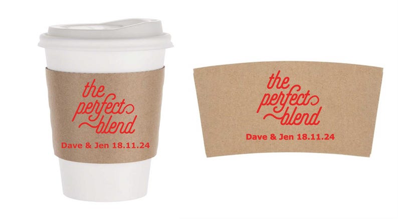 Pu&ograve; includere: Una tazza da caff&egrave; di carta bianca con coperchio e una fascetta di carta marrone. La fascetta e la tazza presentano la scritta "the perfect blend" in rosso, insieme ai nomi "Dave & Jen" e la data 18.11.24.