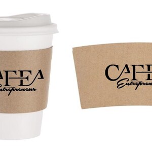 Pu&ograve; includere: Una tazza di caff&egrave; di carta bianca con coperchio bianco e manicotto di carta marrone. Il manicotto e la tazza riportano la scritta "CAFEA Entrepreneur" in nero. Viene mostrato anche un manicotto di carta marrone separato.