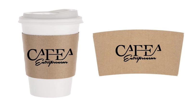 Pu&ograve; includere: Una tazza di caff&egrave; di carta bianca con coperchio bianco e manicotto di carta marrone. Il manicotto e la tazza riportano la scritta "CAFEA Entrepreneur" in nero. Viene mostrato anche un manicotto di carta marrone separato.