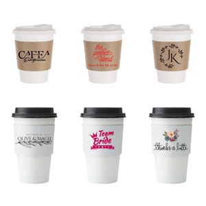 Pu&ograve; includere: Sei tazze da caff&egrave; bianche con coperchi neri. Ogni tazza ha una manica decorativa con testo e disegni. Le maniche includono frasi come "CAFEA Entrepreneur", "the perfect blend", "JK", "Olive & Magie", "Team Bride" e "thanks a latte".