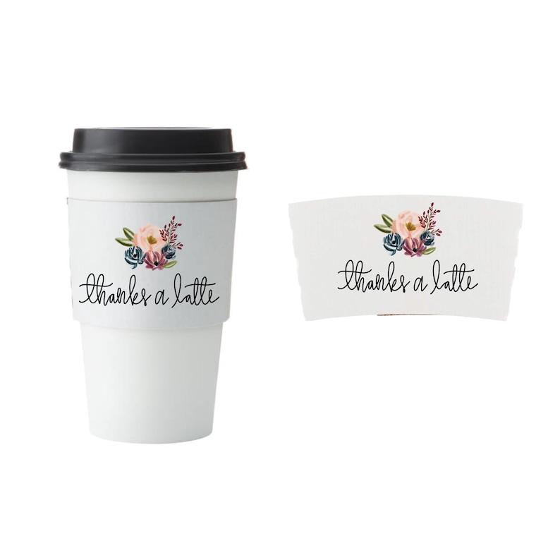 Pu&ograve; includere: Una tazza da caff&egrave; da viaggio bianca con coperchio nero e un motivo floreale sulla manica. La manica presenta la scritta "thanks a latte" in corsivo. Viene mostrata anche una manica separata con lo stesso design.