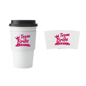Pu&ograve; includere: Una tazza da viaggio bianca con coperchio nero e manicotto bianco. Il manicotto e un manicotto separato mostrano la scritta "Team Bride" in rosa, con una corona e stelle. La tazza &egrave; per un addio al nubilato.