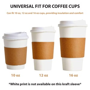 Pu&ograve; includere: Tre tazze di caff&egrave; di carta bianca con coperchi e manicotti in carta kraft marrone. Le tazze sono etichettate 10 oz, 12 oz e 16 oz. Il testo in alto recita "UNIVERSAL FIT FOR COFFEE CUPS". Il testo in basso recita "White print is not available on this kraft sleeve".