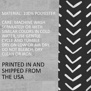 Puede incluir: Un gr&aacute;fico de texto blanco sobre un fondo de azulejos grises con instrucciones para el cuidado de una tela 100% poli&eacute;ster. El texto dice "MATERIAL: 100% POLYESTER CARE: MACHINE WASH SEPARATELY OR WITH SIMILAR COLORS IN COLD WATER, USE GENTLE CYCLE AND TUMBLE DRY ON LOW OR AIR DRY. DO NOT BLEACH, DRY CLEAN OR IRON. PRINTED IN AND SHIPPED FROM THE USA". El lado derecho de la imagen muestra un fondo negro con un patr&oacute;n de chevron blanco.