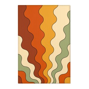 Op de afbeelding: Abstract golvend patroon in tinten van oranje, bruin, geel en groen. Het patroon doet denken aan een retro ontwerp uit de jaren 70.