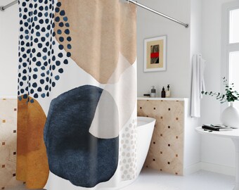 Op de afbeelding: Een wit douchegordijn met abstracte vormen in tinten blauw, bruin en beige. De vormen doen denken aan aquarellen en hebben stippen.