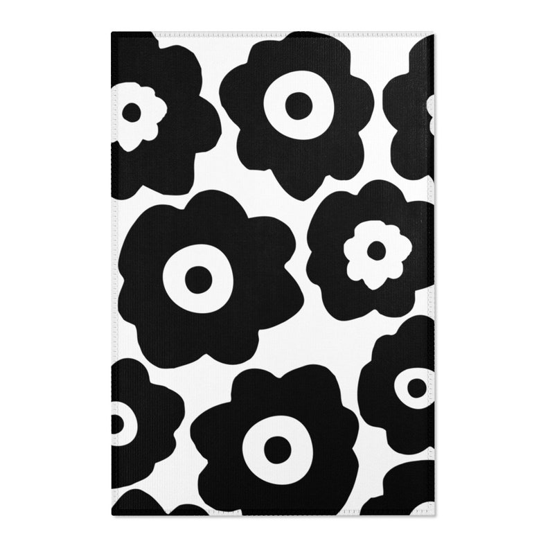 Peut inclure: Motif floral noir et blanc sur fond blanc. Les fleurs sont stylis&eacute;es et ont un design simple.