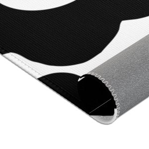 Peut inclure: Tapis &agrave; motifs noirs et blancs avec un dos gris. Le tapis a un design g&eacute;om&eacute;trique avec de grandes formes arrondies.