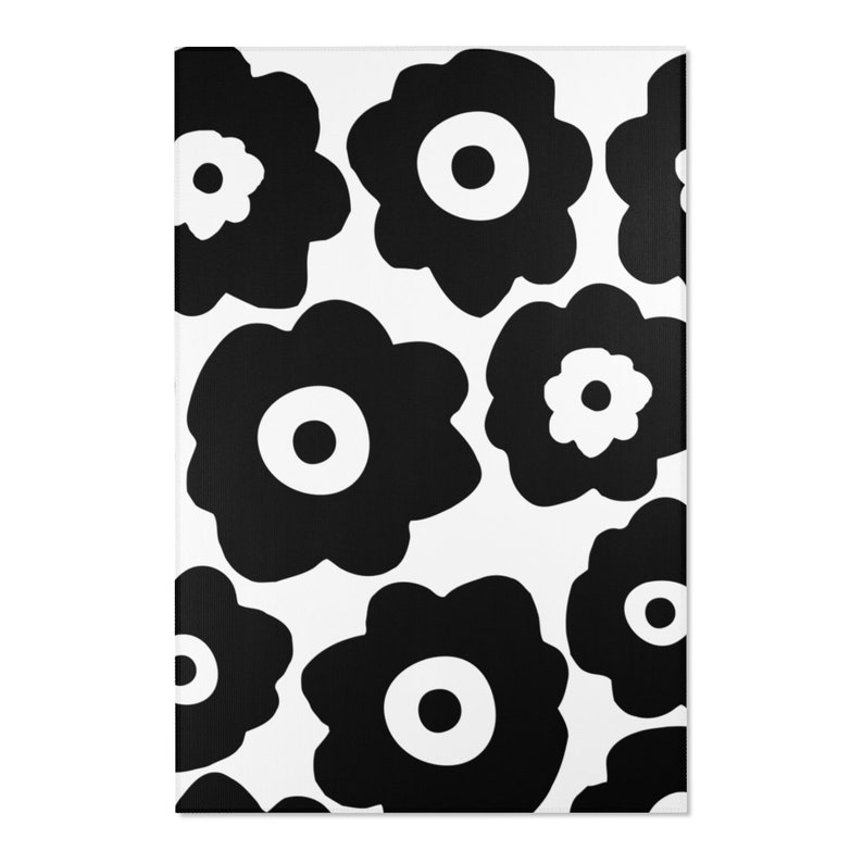Peut inclure: Motif floral abstrait noir et blanc avec de grandes fleurs stylis&eacute;es. Les fleurs ont un design simple et circulaire avec un centre blanc.
