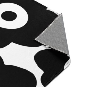 Peut inclure: Tapis &agrave; motifs noirs et blancs avec un dos noir. Le tapis a un design g&eacute;om&eacute;trique avec de grands cercles et de petits cercles &agrave; l'int&eacute;rieur.