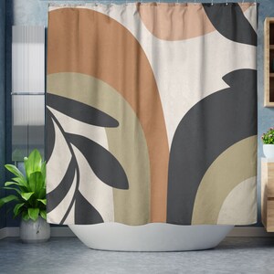 Pode incluir: Um cortina de chuveiro com um design abstrato que apresenta um arco-&iacute;ris de cores, incluindo marrom, bege e verde, com formas pretas de folhas. O fundo &eacute; bege claro.