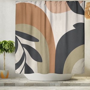 Pode incluir: Cortina de chuveiro abstrata com um design de arcos sobrepostos em tons de marrom, bege e cinza. Os arcos s&atilde;o decorados com folhas estilizadas em preto.