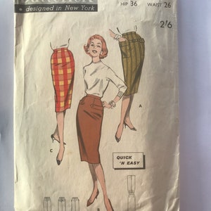 Può includere: Modello di cucito vintage per una gonna, con tre stili diversi. Il modello è di Butterick, progettato a New York, ed è per una misura di fianchi di 91,4 cm e una misura di vita di 66 cm. Il numero del modello è 8682.