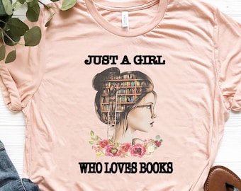 Può includere: Una maglietta rosa con il testo "Just a girl who loves books" e un'immagine di una donna con i libri nei capelli.