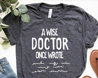 T-shirt "Un dottore saggio una volta scrisse", maglietta per la giornata del dottore, maglietta del dottore, regalo carino per il dottore, maglietta medica, regalo per il dottore, maglietta del dottore, maglietta divertente del dottore