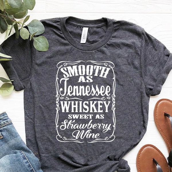 Smooth As Tennessee Whiskey Sweet As Strawberry Wine T-Shirt, Chemise de whisky du Tennessee, Chemise de musique country, Chemise à boire de jour, Amateur de whisky