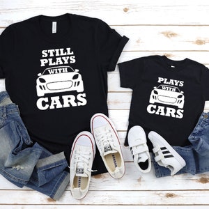 まだ車で遊ぶTシャツ、子供への贈り物、父と息子のTシャツ、お揃いのTシャツ、車好きのシャツ、お父さんと息子への贈り物、新しいお父さんへの贈り物