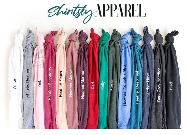 K&ouml;nnte beinhalten: Eine Auswahl an T-Shirt-Farben, darunter Wei&szlig;, Athletik-Heather, Pink, Heather Raspberry, Heather Peach, Heather Mauve, Heather Maroon, Rot, Kellygr&uuml;n, Wald, Heather Columbia Blue, Heather Deep Teal, Heather Navy, Dunkelgrau-Heather und Schwarz. Shintsly Apparel.