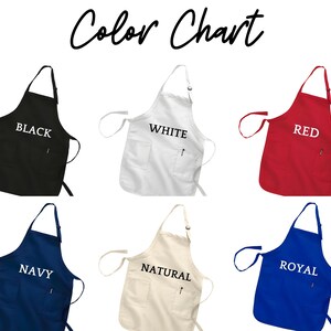 Puede incluir: Carta de colores que muestra seis colores de delantal diferentes: negro, blanco, rojo, azul marino, natural y azul real. Cada delantal tiene un bolsillo y correas ajustables.