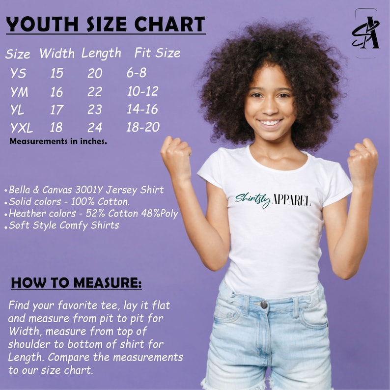 K&ouml;nnte beinhalten: Gr&ouml;&szlig;entabelle f&uuml;r Kinder f&uuml;r Bella + Canvas 3001Y Jersey-Shirts. Die Tabelle zeigt die Gr&ouml;&szlig;en von YS bis YXL mit den entsprechenden Ma&szlig;en f&uuml;r Breite, L&auml;nge und Passform in Zoll. Die Tabelle enth&auml;lt auch Informationen &uuml;ber die Stoffzusammensetzung: 100 % Baumwolle f&uuml;r unifarbene Farben und 52 % Baumwolle, 48 % Polyester f&uuml;r melierte Farben. Die Tabelle wird von einem Foto eines jungen Menschen begleitet, der ein wei&szlig;es T-Shirt mit dem Aufdruck "Shintsty APPAREL" tr&auml;gt.