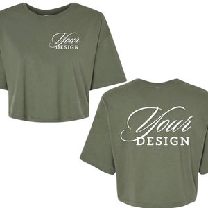 Op de afbeelding: Een groen getailleerd T-shirt met korte mouwen. De voorkant en achterkant van het shirt hebben de tekst "Your Design" in wit gedrukt.