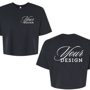 Op de afbeelding: Een zwart getailleerd T-shirt met korte mouwen. De voorkant van het shirt heeft de tekst "Your Design" in wit. De achterkant van het shirt heeft dezelfde tekst in wit.
