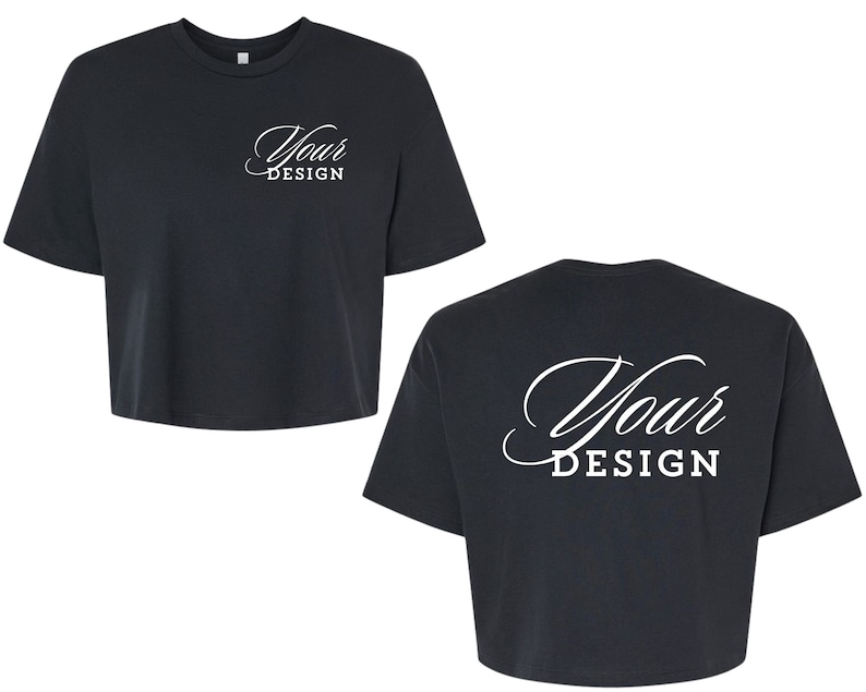 Op de afbeelding: Een zwart getailleerd T-shirt met korte mouwen. De voorkant van het shirt heeft de tekst "Your Design" in wit. De achterkant van het shirt heeft dezelfde tekst in wit.