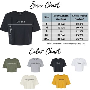 Op de afbeelding: Maattabel voor een dames jersey crop top, met afmetingen in inches voor maten S, M, L, XL en 2XL. Kleurenkaart toont de top in legergroen, atletiek heather, zwart, wit, vintage wit en mosterd.