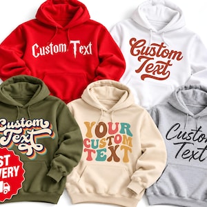 Puede incluir: Una colección de cinco sudaderas con capucha en rojo, blanco, verde oliva, beige y gris. Cada sudadera cuenta con un bolsillo tipo canguro, cordones y varios diseños de texto personalizado impresos en el pecho con diferentes fuentes.