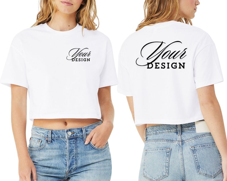 Op de afbeelding: Wit gecropped T-shirt met korte mouwen. De voorkant van het shirt heeft de tekst "Your Design" erop gedrukt. De achterkant van het shirt heeft de tekst "Your Design" erop gedrukt in een groter lettertype.