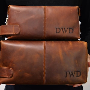 Cadeau personnalisé pour garçons d'honneur, trousse de toilette en cuir gravée, trousse à Dopp en cuir pleine fleur effet vieilli, cadeau de Noël/fête des pères