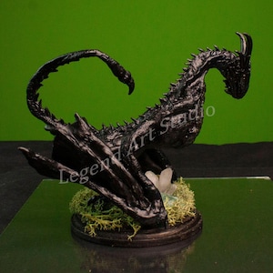 Nyxthorn – Obsidianhohlmonddrache | Einzigartige, handmodellierte Fantasy Skulptur aus Bergkristall & grünem Calcit