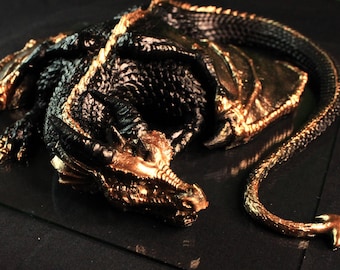 Escultura de dragón de resina: Decoración fantástica en negro y bronce - Lorewoven Art