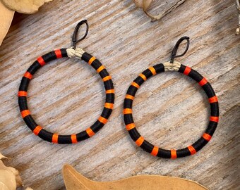 Boucles d'oreilles d'Halloween à motif serpent. Faux serpent corail de Cope. Créoles pour herpétologue. cadeau pour maman serpent. Pliocercus euryzonus