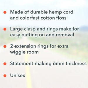 Puede incluir: Una lista de caracter&iacute;sticas para un collar grueso y duradero de cord&oacute;n de c&aacute;&ntilde;amo y hilo de algod&oacute;n. El collar tiene un cierre grande y anillos para facilitar la puesta y la extracci&oacute;n, dos anillos de extensi&oacute;n para mayor libertad de movimiento, y tiene 6 mm de grosor.