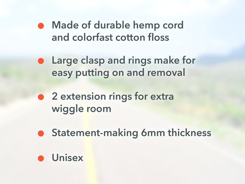 Puede incluir: Una lista de caracter&iacute;sticas para un collar grueso y duradero de cord&oacute;n de c&aacute;&ntilde;amo y hilo de algod&oacute;n. El collar tiene un cierre grande y anillos para facilitar la puesta y la extracci&oacute;n, dos anillos de extensi&oacute;n para mayor libertad de movimiento, y tiene 6 mm de grosor.