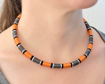 Collar con estampado de serpiente real de bandas grises en fase oscura. Arte para llevar puesto para amantes de las serpientes. Regalo para mamá serpiente. Lampropeltis alterna (blairi)