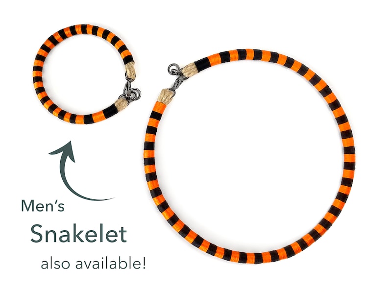 Puede incluir: Dos pulseras de rayas naranja y negras, una m&aacute;s grande que la otra. La pulsera m&aacute;s peque&ntilde;a est&aacute; etiquetada como "Men's Snakelet also available!"