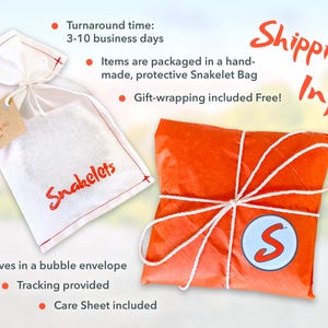 Peut inclure: Un sac en coton blanc avec des coutures rouges et le mot "Snakelets" imprim&eacute; en rouge. Le sac est attach&eacute; avec une ficelle blanche et repose sur un fond orange clair. Le sac est emball&eacute; dans du papier de soie orange clair avec une ficelle blanche attach&eacute;e autour. Le papier de soie a un cercle blanc avec un "S" rouge au centre. Le texte "Shipping Info" est &eacute;crit en rouge et blanc dans le coin sup&eacute;rieur droit de l'image. Le texte "Turnaround time: 3-10 business days" est &eacute;crit en rouge et blanc dans le coin sup&eacute;rieur gauche de l'image. Le texte "Items are packaged in a hand-made, protective Snakelet Bag" est &eacute;crit en rouge et blanc dans le coin sup&eacute;rieur gauche de l'image. Le texte "Gift-wrapping included Free!" est &eacute;crit en rouge et blanc dans le coin sup&eacute;rieur gauche de l'image. Le texte "Arrives in a bubble envelope" est &eacute;crit en rouge et blanc dans le coin inf&eacute;rieur gauche de l'image. Le texte "Tracking provided" est &eacute;crit en rouge et blanc dans le coin inf&eacute;rieur gauche de l'image. Le texte "Care Sheet included" est &eacute;crit en rouge et blanc dans le coin inf&eacute;rieur gauche de l'image.