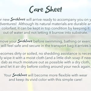 Puede incluir: Hoja de cuidados para un Sneklace, un tipo de collar. La hoja proporciona instrucciones sobre c&oacute;mo cuidar el collar, incluyendo mantenerlo fuera del agua y limpiarlo con un pa&ntilde;o h&uacute;medo.