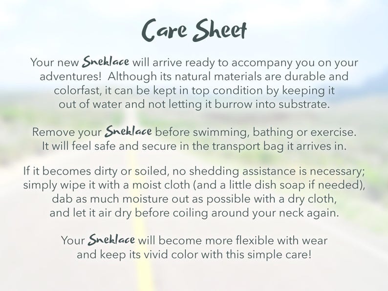 Puede incluir: Hoja de cuidados para un Sneklace, un tipo de collar. La hoja proporciona instrucciones sobre c&oacute;mo cuidar el collar, incluyendo mantenerlo fuera del agua y limpiarlo con un pa&ntilde;o h&uacute;medo.
