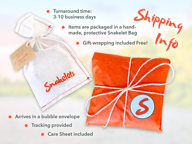 Peut inclure: Un sac en coton blanc avec des coutures rouges et le mot "Snakelets" imprim&eacute; en rouge. Le sac est attach&eacute; avec une ficelle blanche et repose sur un fond orange clair. Le sac est emball&eacute; dans du papier de soie orange clair avec une ficelle blanche attach&eacute;e autour. Le papier de soie a un cercle blanc avec un "S" rouge au centre. Le texte "Shipping Info" est &eacute;crit en rouge et blanc dans le coin sup&eacute;rieur droit de l'image. Le texte "Turnaround time: 3-10 business days" est &eacute;crit en rouge et blanc dans le coin sup&eacute;rieur gauche de l'image. Le texte "Items are packaged in a hand-made, protective Snakelet Bag" est &eacute;crit en rouge et blanc dans le coin sup&eacute;rieur gauche de l'image. Le texte "Gift-wrapping included Free!" est &eacute;crit en rouge et blanc dans le coin sup&eacute;rieur gauche de l'image. Le texte "Arrives in a bubble envelope" est &eacute;crit en rouge et blanc dans le coin inf&eacute;rieur gauche de l'image. Le texte "Tracking provided" est &eacute;crit en rouge et blanc dans le coin inf&eacute;rieur gauche de l'image. Le texte "Care Sheet included" est &eacute;crit en rouge et blanc dans le coin inf&eacute;rieur gauche de l'image.