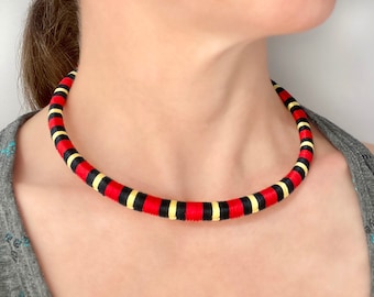 Collar con estampado de serpiente real escarlata. Regalo unisex para herpetólogos de campo o amantes de las serpientes. Lampropeltis elapsoides